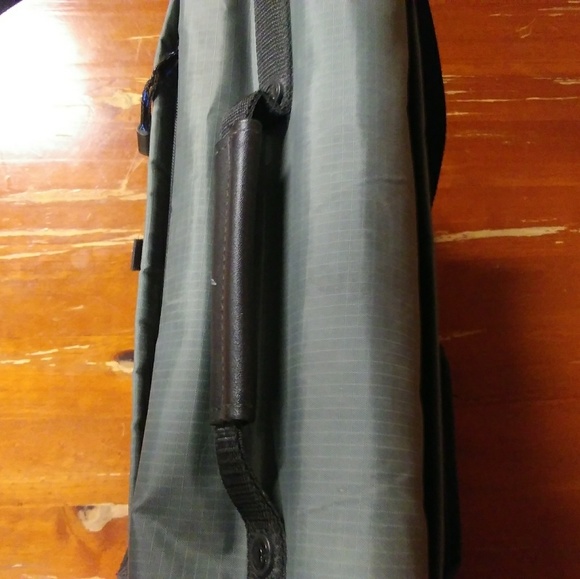 Kenneth Cole | Crossbody Messenger Bag Grey Black - Picture 4 of 8